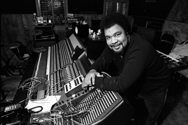 George Duke v kontrolní místnosti nahrávacího studia, 3. 6. 1984 Kredit Foto: Ken Lubas, Los Angeles Times / Wikimedia Commons, CC BY 4.0