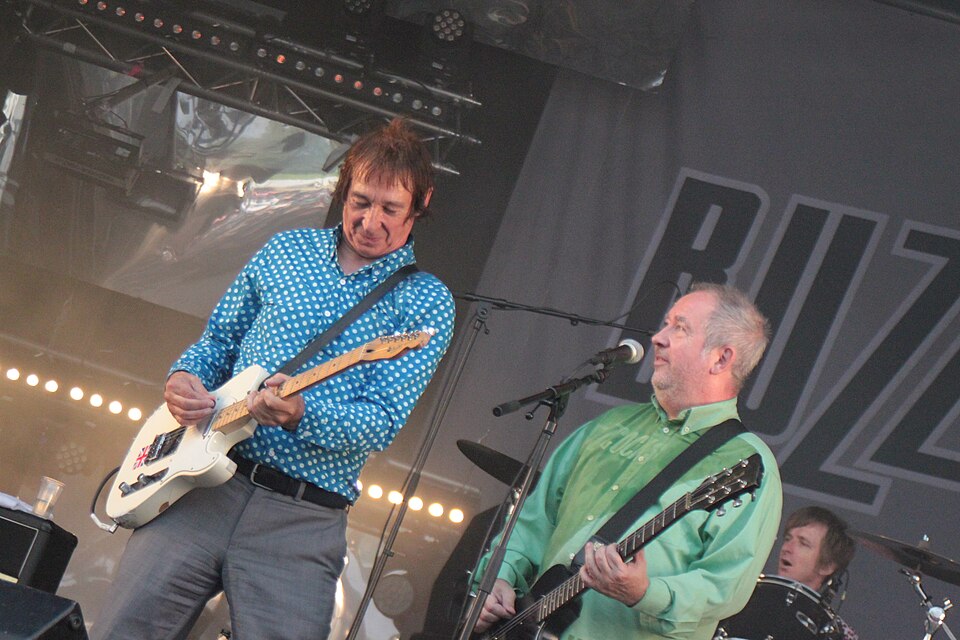 Steve Diggle a Pete Shelley (Buzzcocks), Helfest 2013, Fr-44-Clisson, 23. 6. 2013 Foto: Llann Wé², Wikimedia Commons, CC BY-SA 3.0