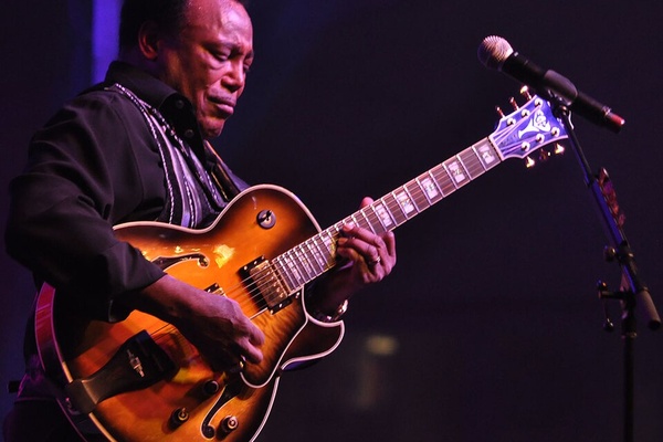 George Benson, 2012. Foto: ataelw / Wikimedia Commons, CC BY 2.0. Oříznuto.