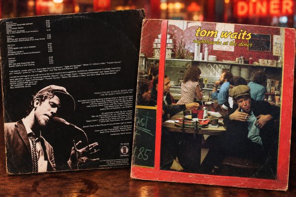 Přední a zadní strana původního vydání alba Nighthawks at the Diner z roku 1975. Výtvarné řešení: Cal Schenkel