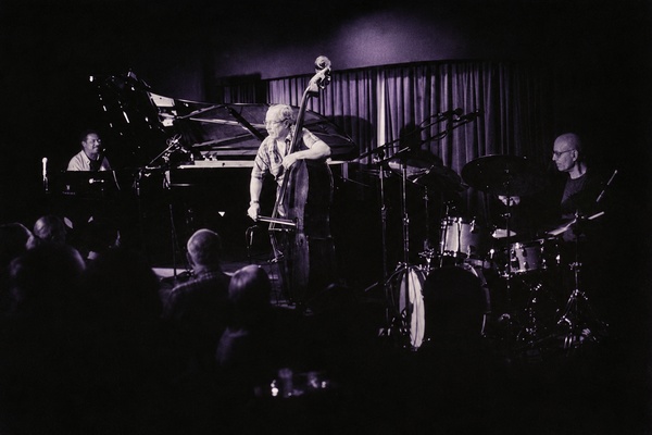 Zadní strana obalu alba Chick Corea - Eddie Gomez - Paul Motian: Further Explorations (2012, Concord Jazz) (Photography By John Rogers)