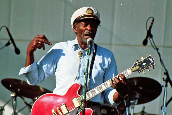 Chuck Berry koncerttuje na Long Beach Blues Festival, září 1997 Photo Credit: Masahiro Sumori, Creative Commons CC BY-SA 3.0