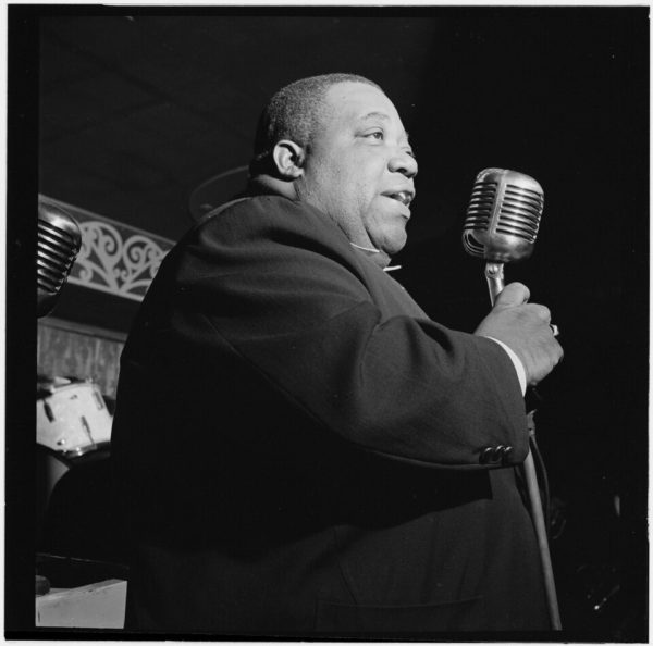 Jimmy Rushing, Aquarium, New York City, srpen 1946. Photography by William P. Gottlieb collection at the Library of Congress. Public Domain